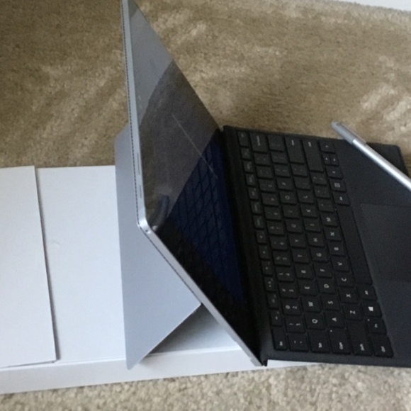 Surface Pro Signature Keyboard – Black - Plus USB / HDMI Adapters - Picture 6 of 10